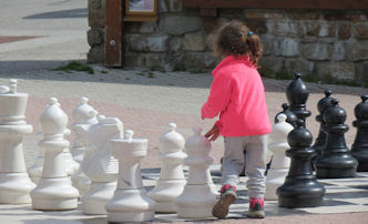 Schach in der Kita - Maedchen am Freiluftbrett