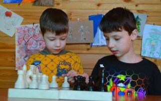 Schach in der Schule - Zwei Kinder an einem Brett